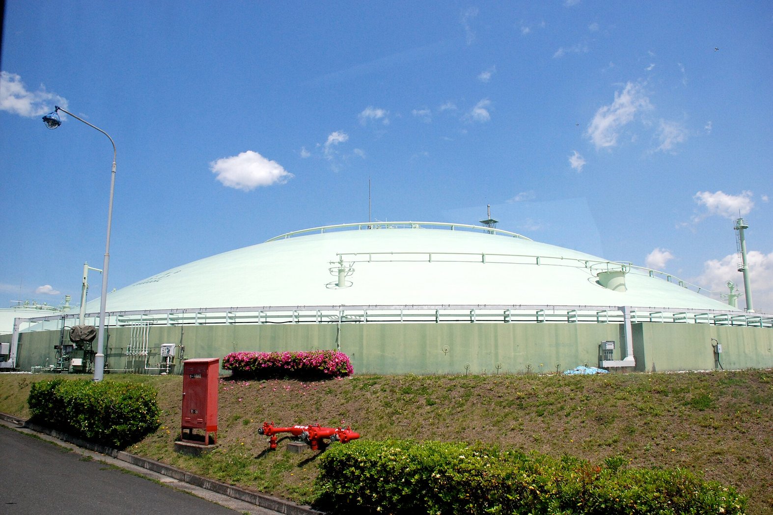 LNG storage facility in Japan. Photo credit: Herman Darnel Ibrahi…, 