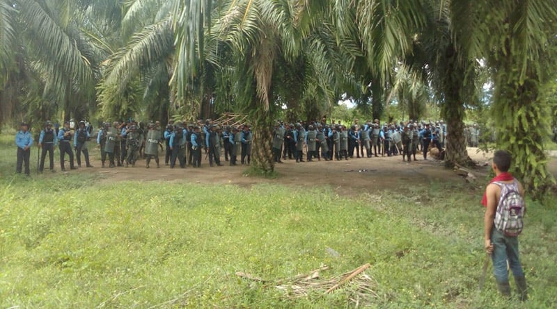 Police face off against campesinos in the Bajo Aguán. Photo by Jorge Burgos.