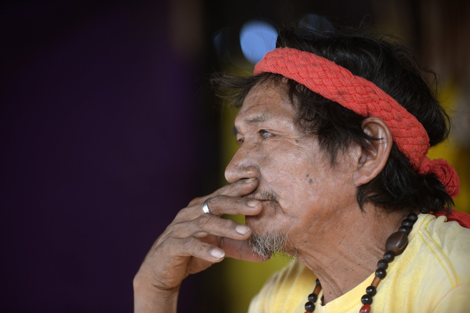 The late Chief Cu'tetet of the Krenyê people, after being informed by InfoAmazonia of Eneva’s plans to explore natural gas in a block overlapping the Krenyê Indigenous Land. Chief Cu'tetet passed away on January 3, 2026, after this report was finalized. Cu'tetet, unfortunately, will never know the outcome of the story regarding his own territory. In a statement, CIMI Maranhão described him as a “great warrior, wise man, and a major leader, an organizer of the Web of Peoples and Traditional Communities”. Photo by Luis Ushirobira / InfoAmazonia.