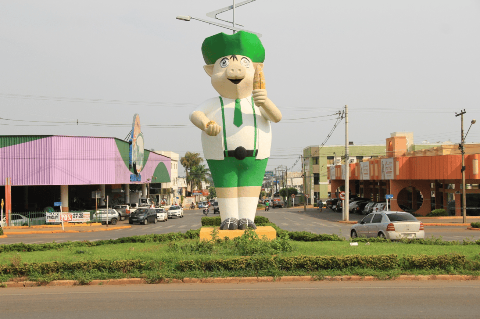 Luquinha, a pig holding a corn cob in one hand and grains in the other, is the mascot of Lucas do Rio Verde. Photo courtesy town of Lucas do Rio Verde. 
